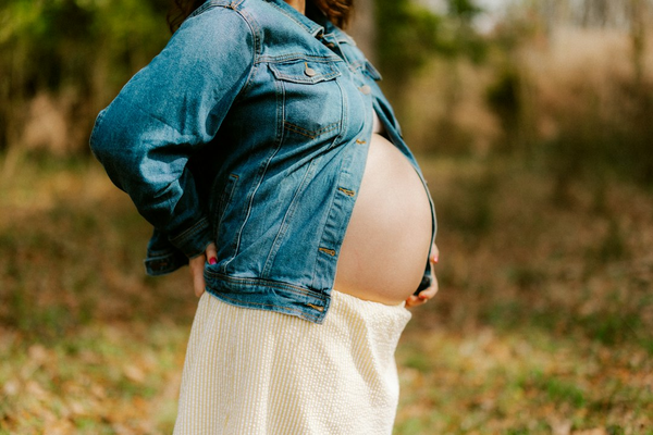 No Maternity Gown? What to Wear for Maternity Photos Without Buying Anything